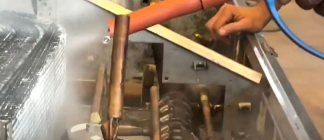 Rengøring ag HVAC systemer med damp. Damp fjerner effektivt fedt og snavs fra HVAC anlæg