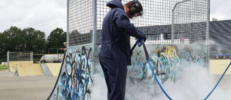 Facade rengøres med damp Grafitti fjernes med damp